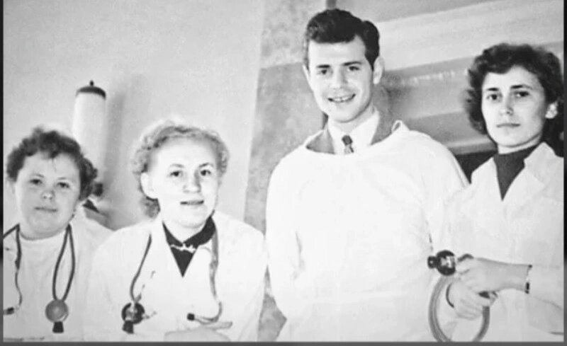 Аркадий Арканов в молодости / Иллюстрация из книги Аркадия Арканова «Вперед в прошлое»