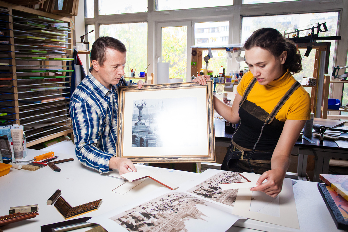 Мы с Константином в нашей мастерской.  На канале я рассказываю истории про декорирование, бюагет, постеры. 
Подпишитесь - у нас интересно и про творчество.