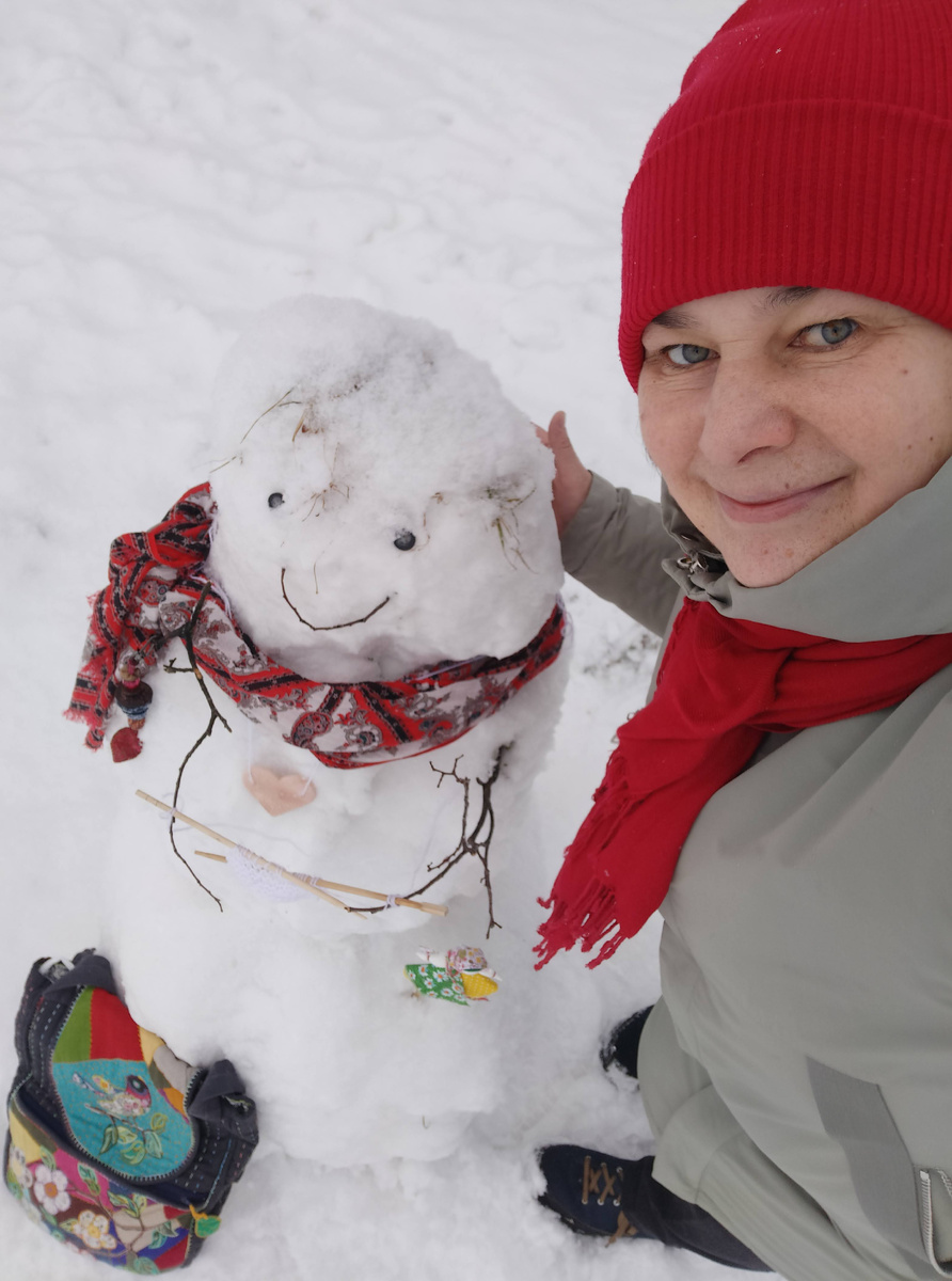 Светлана, автор блога с мартовским снеговиком, который умеет вязать снежные шарфы деревянными палочками