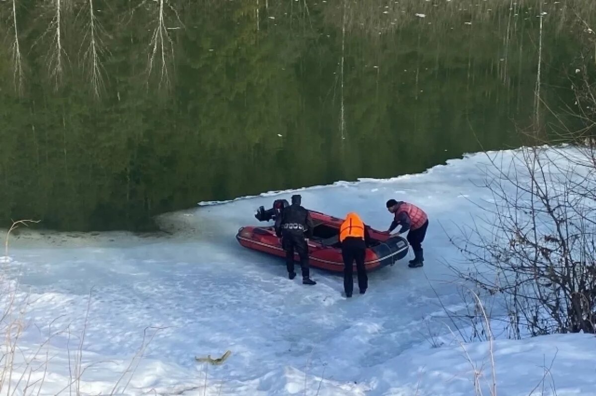    Вода стала мутной и это осложнило поиски.