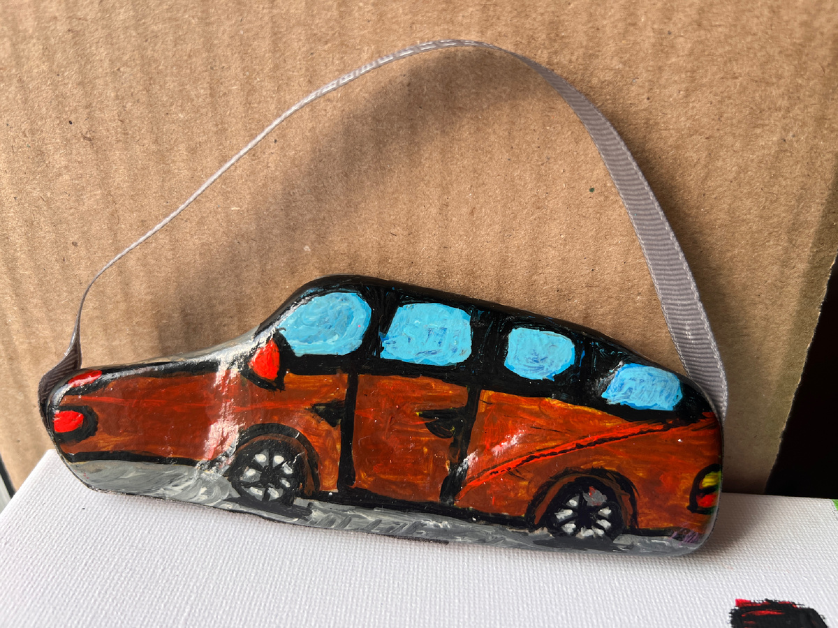 Легковой лимузин на гальке морской