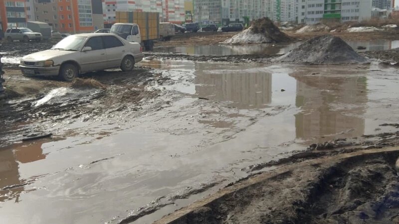     Жители ул. Солнечная Поляна, 94к.2 жалуются на грязь и трещину в асфальте. «В курсе 22»