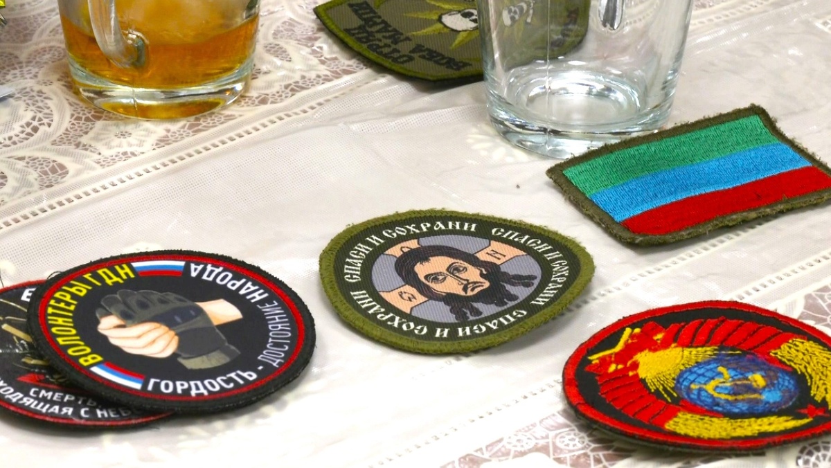    Боец с позывным «Снег» привёз в Сургут коллекцию шевронов