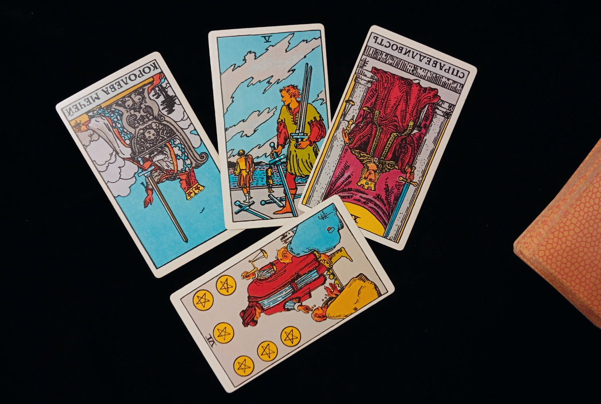 Таро для Близнецов на апрель