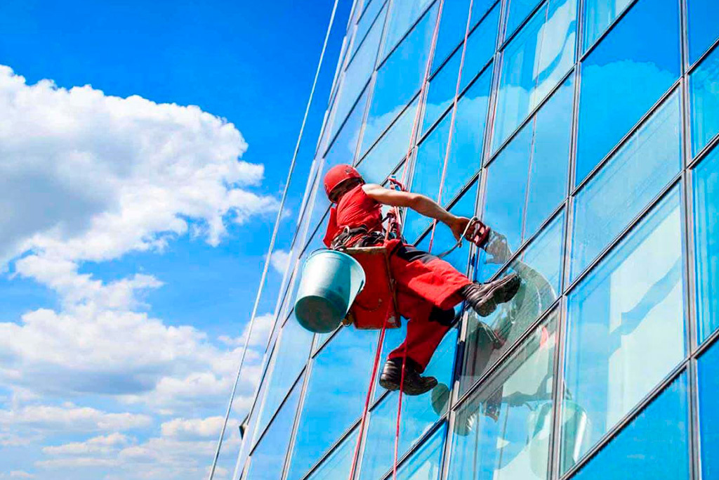 Мойка окон на высоте