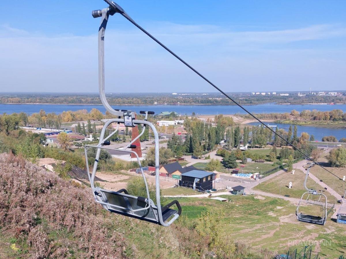    Подъемник установлен рядом с трамплином