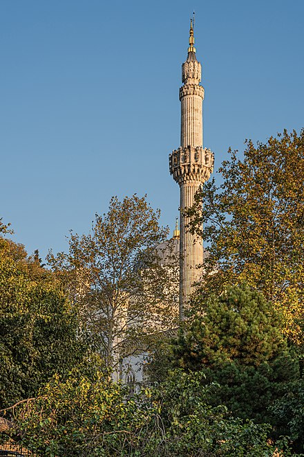 Минарет - в архитектуре ислама башня (круглая, квадратная или многогранная в сечении), с которой муэдзин призывает верующих на молитву (из Википедии)