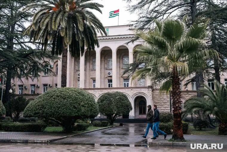 Губернатор ХМАО Руслан Кухарук лично поздравил президента Абхазии Бадру Гунбу со вступлением в должность. Фото: Роман Наумов © URA.RU