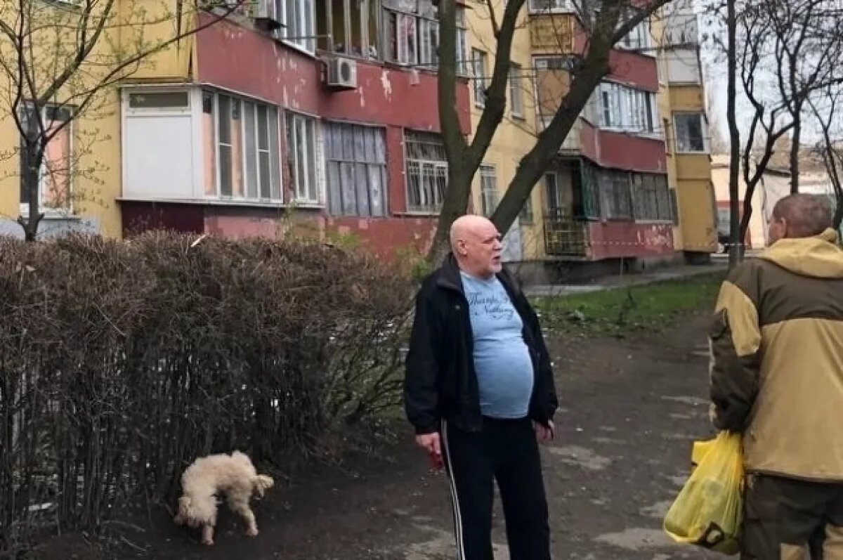    Жители одного из пострадавших домов обсуждают события минувшей ночи.