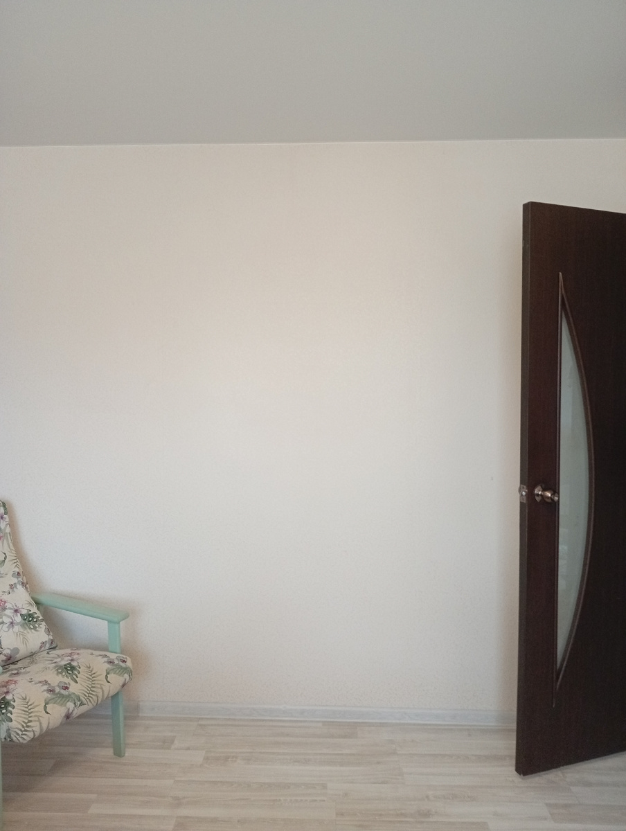 Пустующая стена в спальне