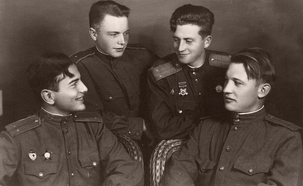 Лётчики отдыхают после боевых вылетов