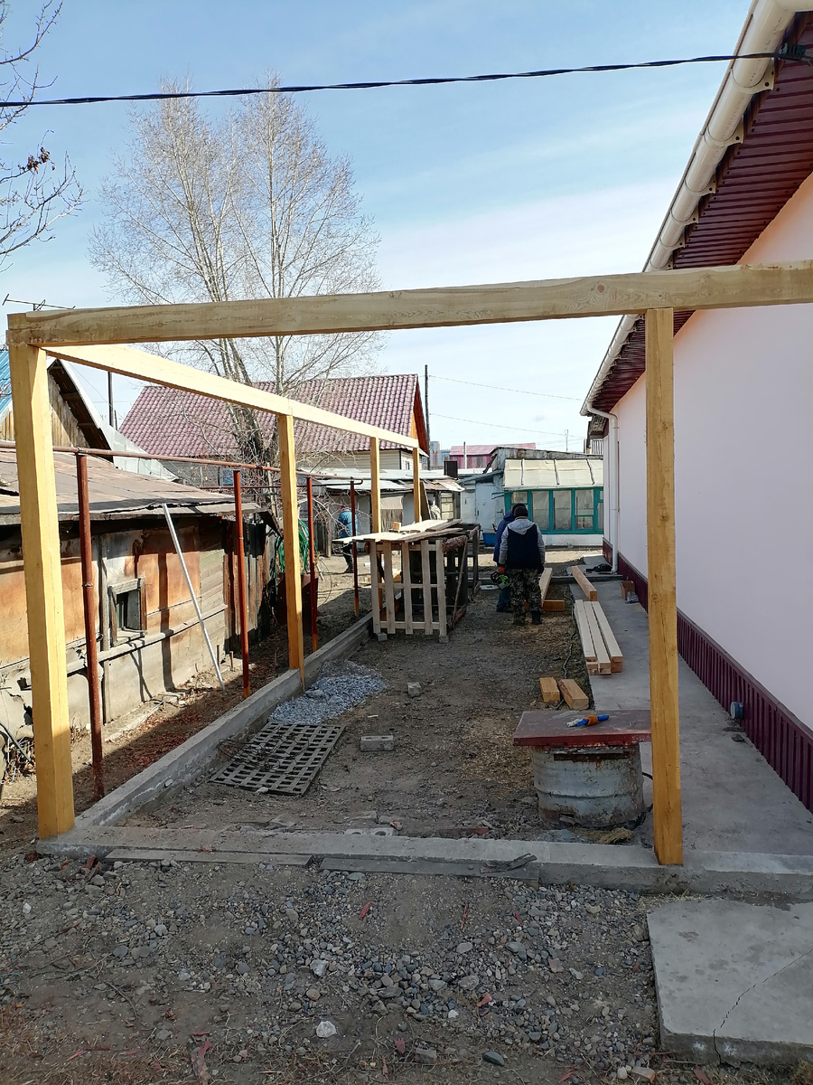 Закинули и закрепили верхний брус