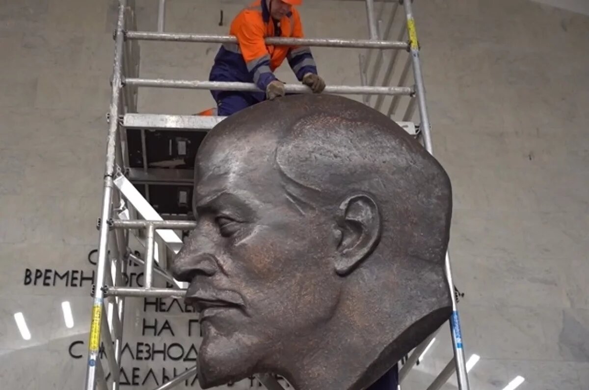   Ленин «вернулся» на обновлённую станцию метро «Удельная» в Петербурге