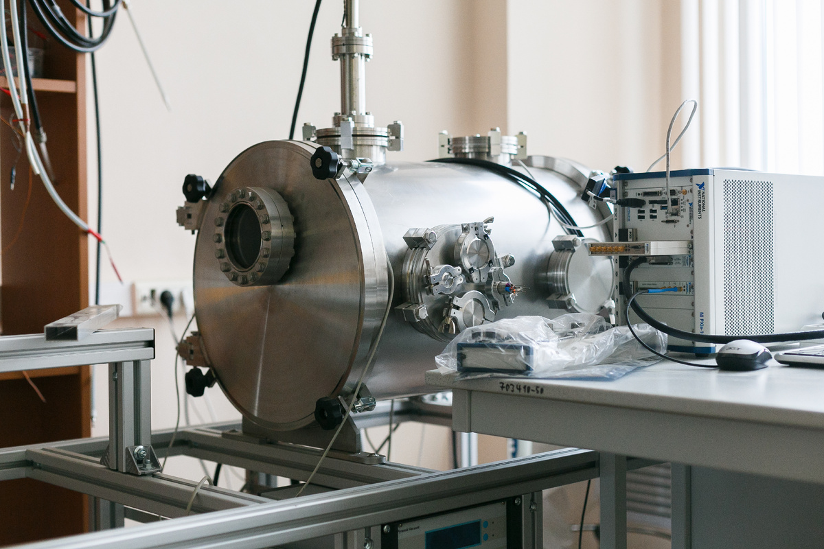 Рабочее место для проведения функциональных испытаний пылеударных масс-спектрометров. Эти приборы используются для анализа состава пыли и мелких частиц, попадающих в космические аппараты. Для имитации воздействия метеоритов на оборудование ученые применяют твердотельный лазер, который работает в импульсном режиме, создавая подобные условия ударов. Источник: Пресс-служба РНФ