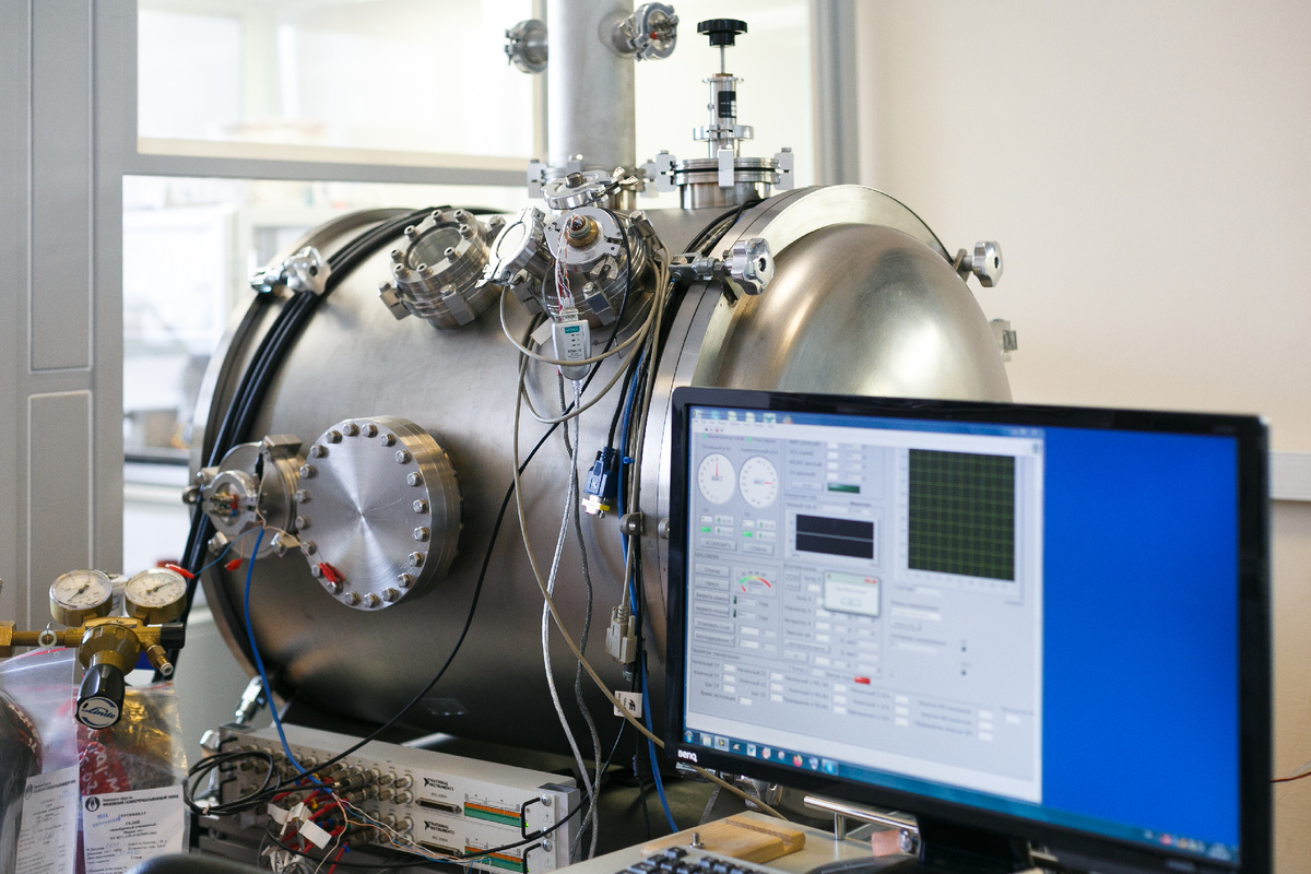 Вакуумное рабочее место - небольшой, но очень технологичный центр испытаний, где настраивают, калибруют и тестируют космические приборы и их ключевые компоненты. Здесь создана модель космического пространства с полностью контролируемыми условиями, что позволяет точно оценить, как приборы реагируют на внешние воздействия и передают данные для корректной интерпретации. Источник: Пресс-служба РНФ