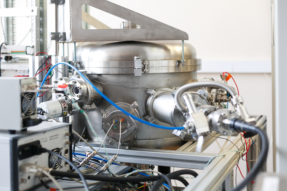 Термовакуумная камера. Позволяет проводить проверки функционирования прибора в условиях вакуума в диапазоне температур от -80 до +80 градусов. Источник: Пресс-служба РНФ