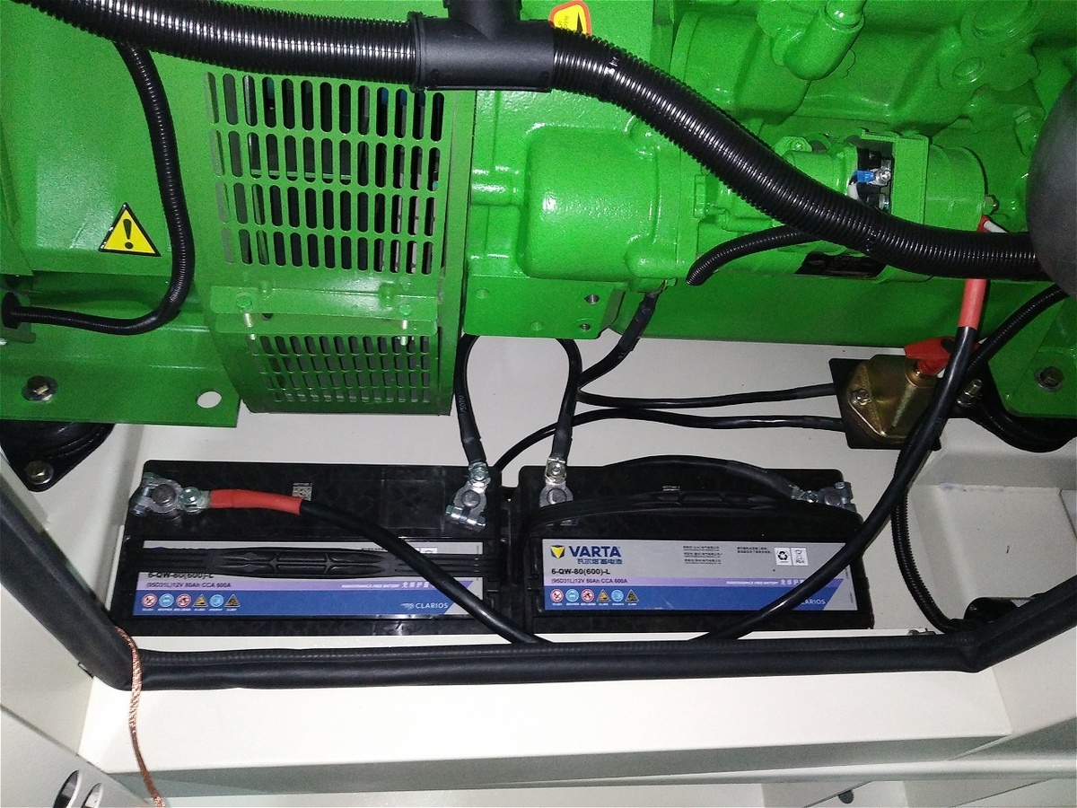 аккумуляторы VARTA под двигателем