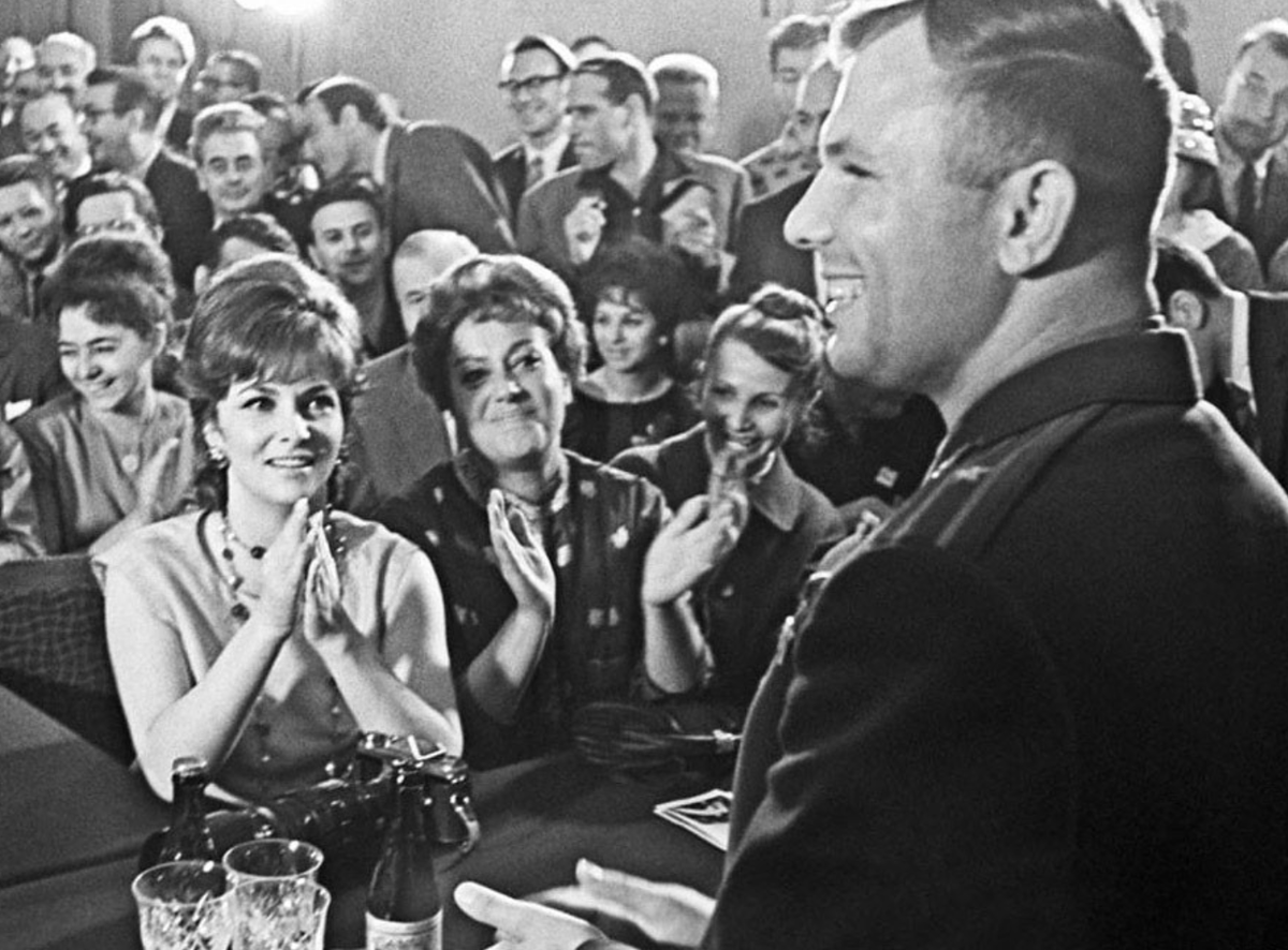 Какими глазами Джина Лоллобриджида смотрит на "наше все" Юрия Гагарина! 1961 год. Фото: pinterest.com