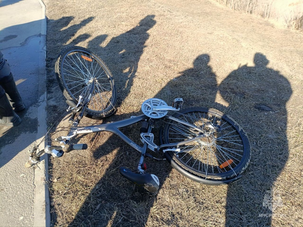    На берегу подросткам помогла женщина. Фото: ГУ МЧС России по Республике Татарстан