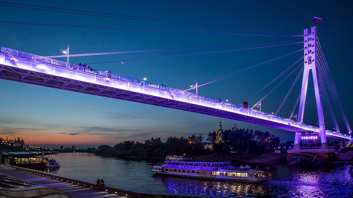 Тюменский «Мост влюбленных». Авторство: Щелаковский Максим (spsunset@mail.ru). Собственная работа, CC BY-SA 4.0, https://commons.wikimedia.org/w/index.php?curid=74548136
