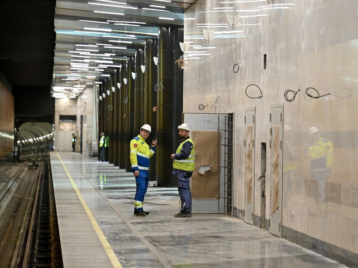    Рабочие на станции метро "Генерала Тюленева" Троицкой линии метрополитена© РИА Новости / Павел Бедняков