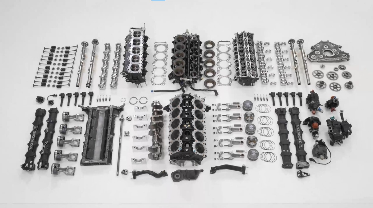 Двигатель Honda RA100E 3.5 L V10, который использовался в сезоне Формулы-1 McLaren 1990 года, тогда команда выиграла чемпионат конструкторов, а Айртон Сенна — чемпионский титул.    
 Источник: Honda Racing Corporation  📷
