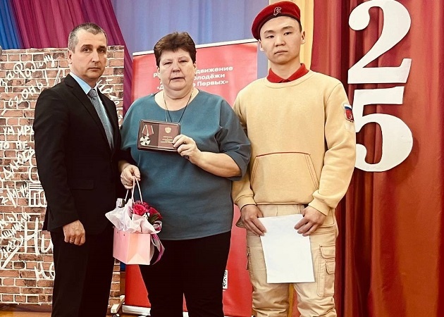    В Адамовском районе маме погибшего бойца СВО Александра Ермакова вручили орден Мужества Марина Шарт