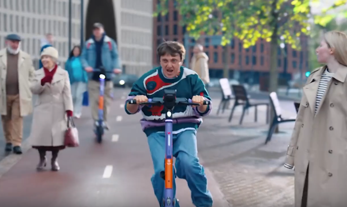 Денис Дорохов в рекламе сервиса проката электросамокатов