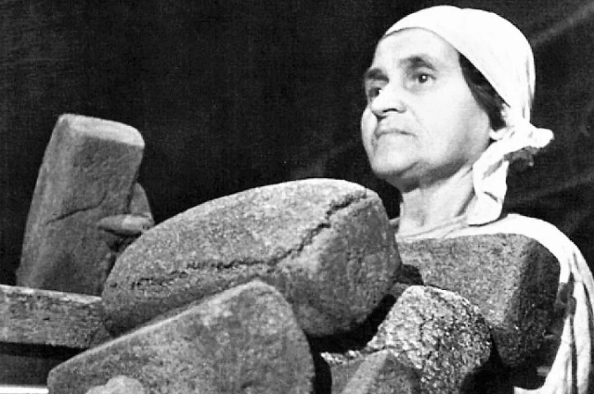    Рабочая хлебозавода Эмилия Чибор укладывает хлеб для отправки в магазин в блокадном Ленинграде.