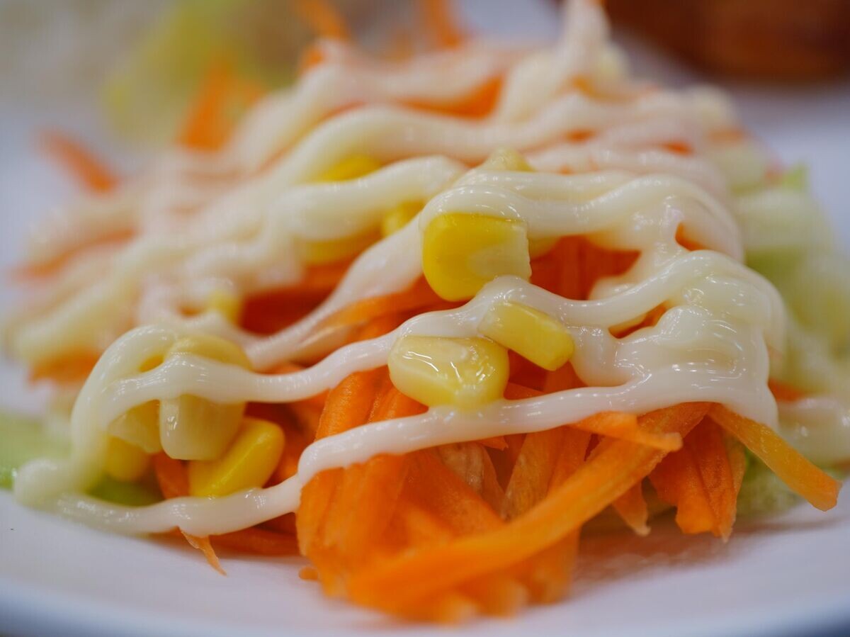    Салат из курицы с корейской морковью и кукурузой© Getty Images / Supersmario