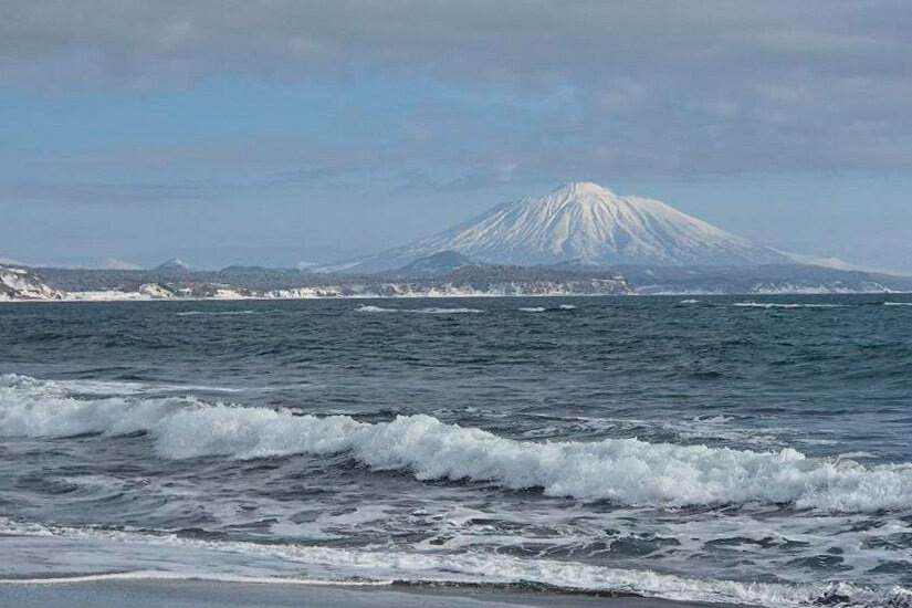 На горизонте — Тятя, один из наиболее активных вулканов на Курилах. Фото: Елена Титок