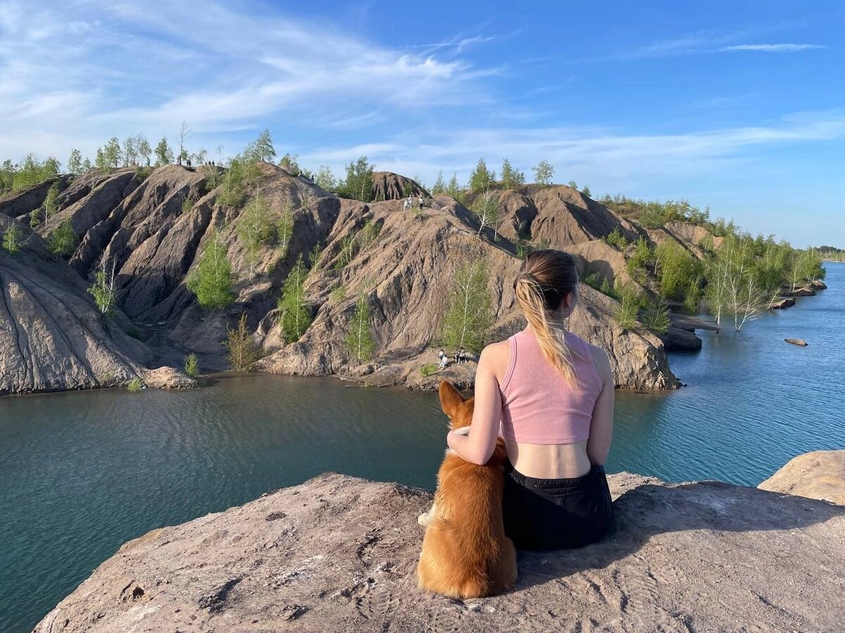 Даже на этом фото, сделанном вообще с другой стороны от популярной точки можно разглядеть 10 человек!)