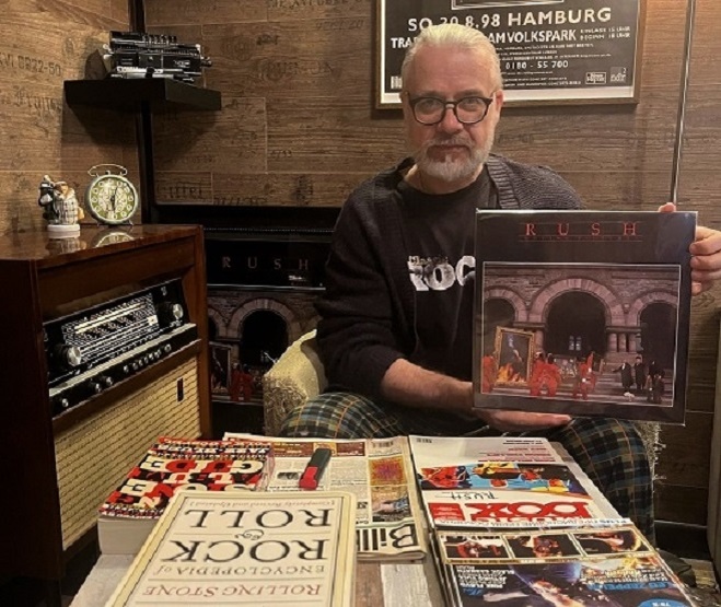 Rockdigger c виниловой версией альбома Rush - Moving Pictures, 1981 ("Перемещение картин")