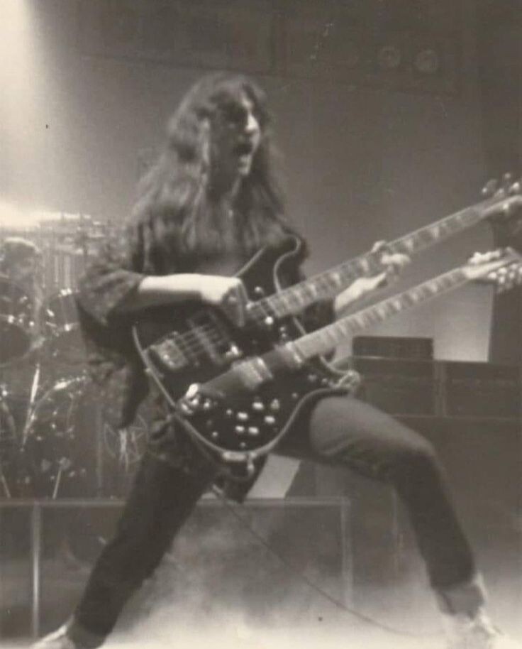 Geddy Lee (Гедди Ли) бессменный вокалист и бас-гитарист Rush на сцене.