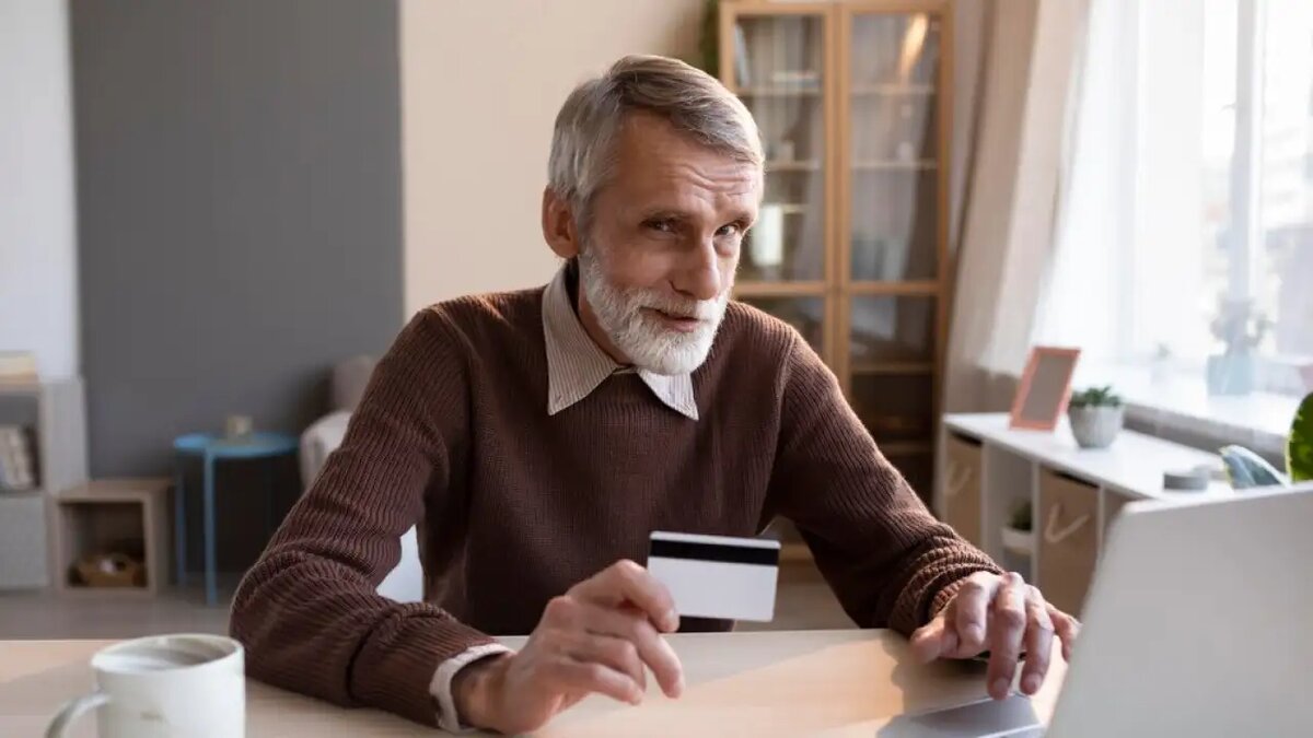    Пенсионер оформляет кредит в режиме онлайн.