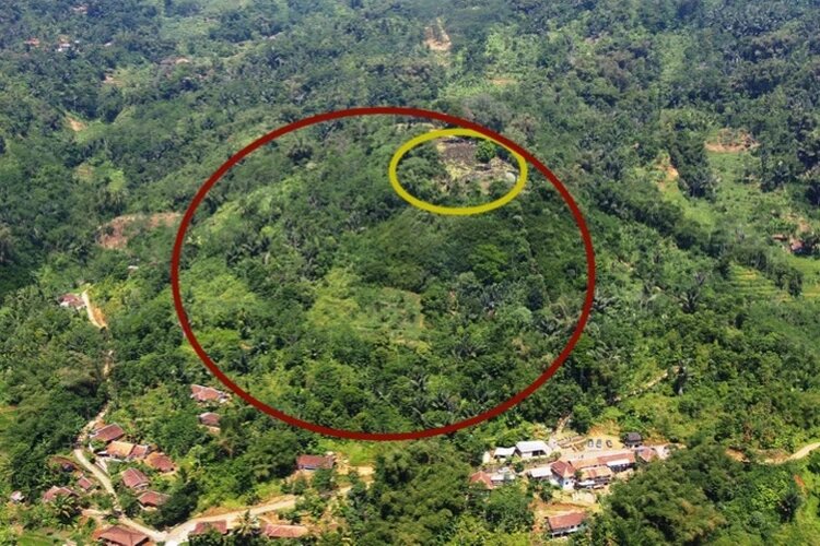 Вид на пирамиду Гунунг Паданг с высоты. Все сооружение занимает обширную площадь в несколько гектаров.