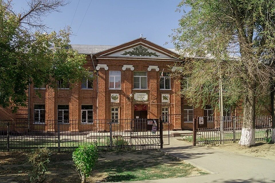 В школе предложили перевести трудного подростка на домашнее обучение. Фото: сайт школы