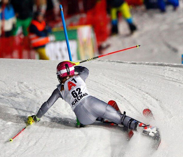 лыжи режут дугу