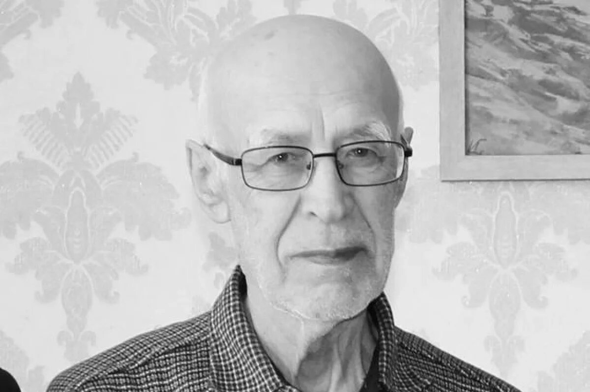    Гимбатов родился в селе Гоцатль.