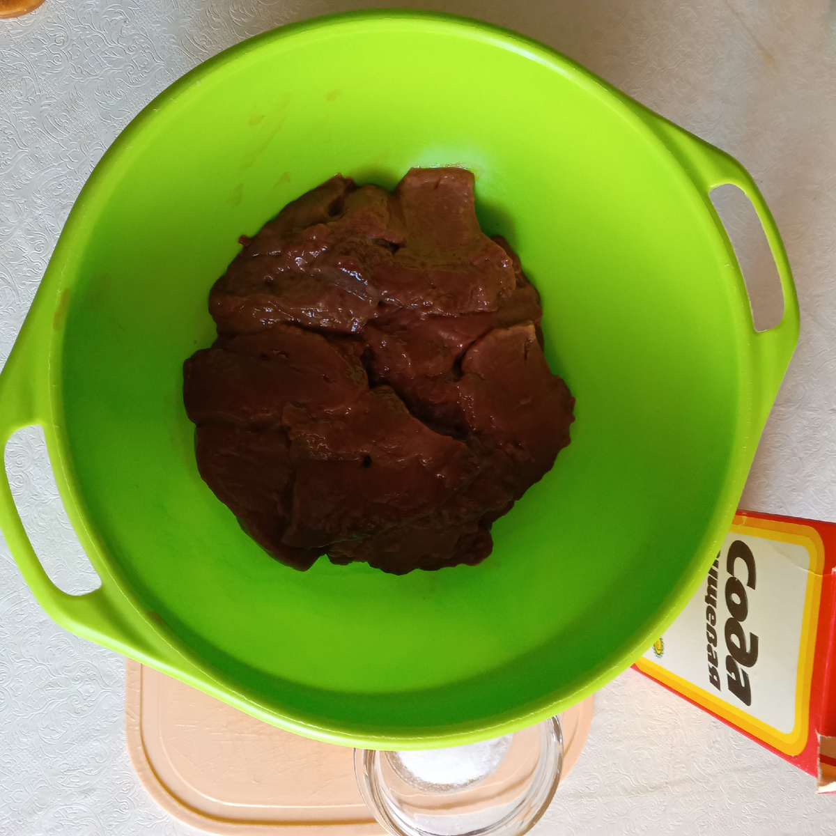 Нарезаем кусочками, перемешиваем с пищевой содой.