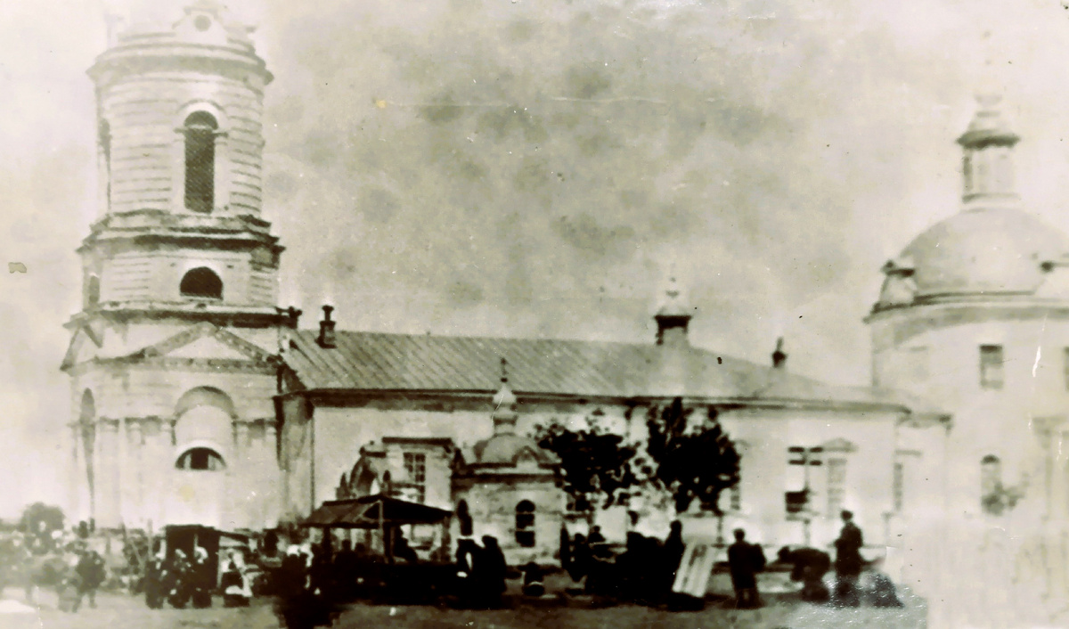 В Богословском храме села Плахино юный Александров пел на клиросе.