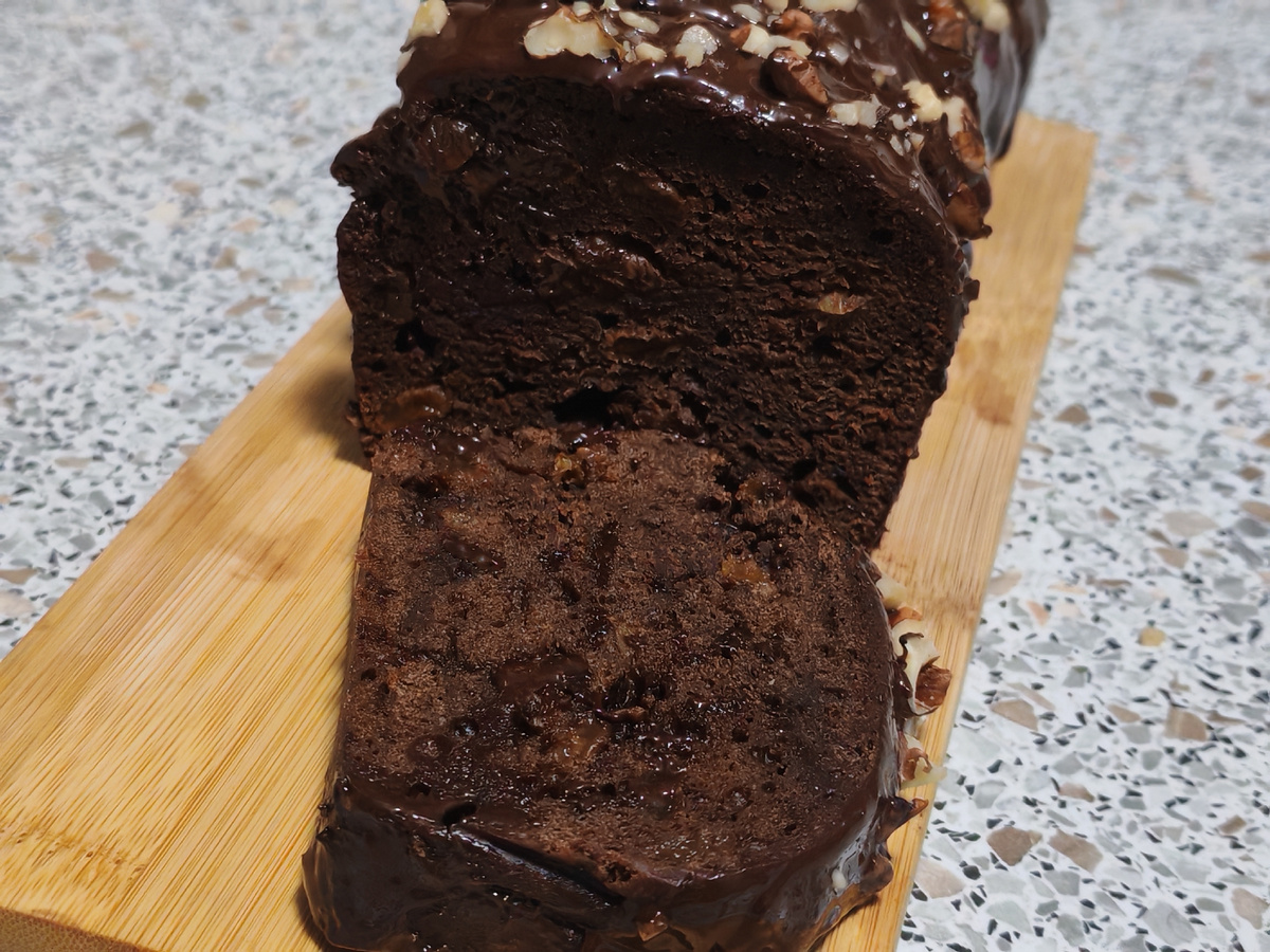 Идеальный баланс: влажная мякоть с кусочками банана, шоколадные ноты и воздушная текстура. Просто рай для сладкоежки!