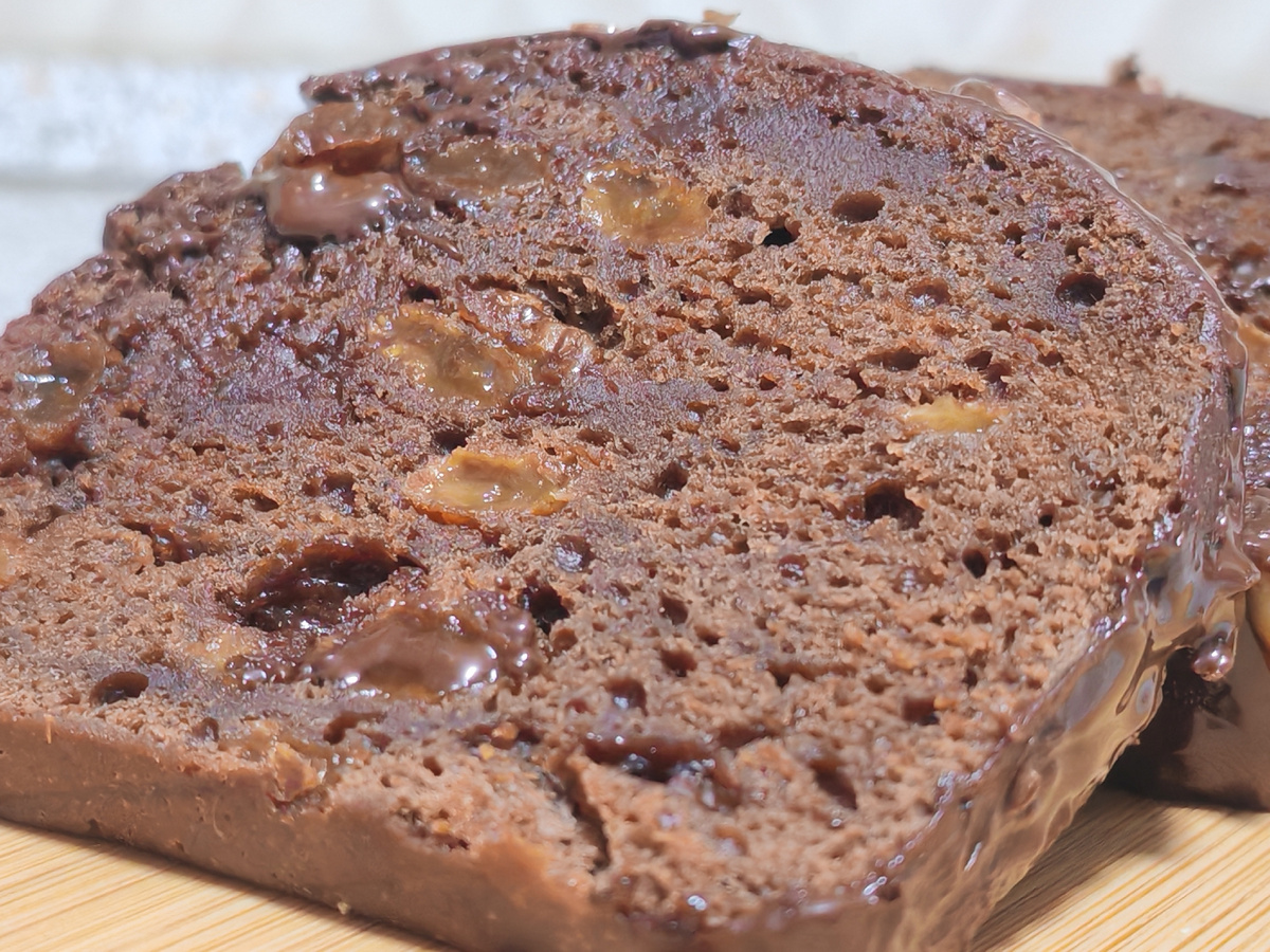 Разрез говорит сам за себя — сочный бананово-шоколадный кекс, который тает во рту. Кто устоит? 😋