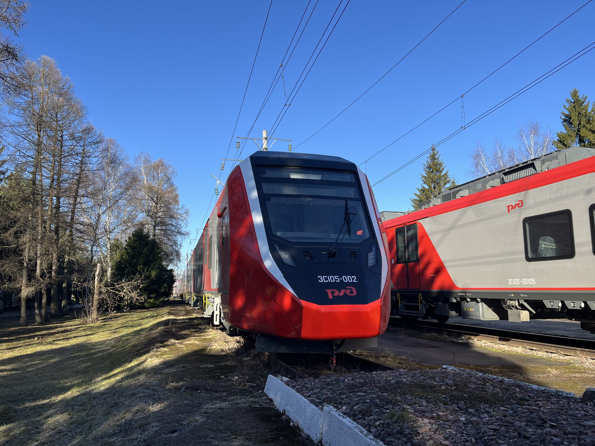 Двухсистемный электропоезд ЭС105 «Финист». Источник: Уральские локомотивы