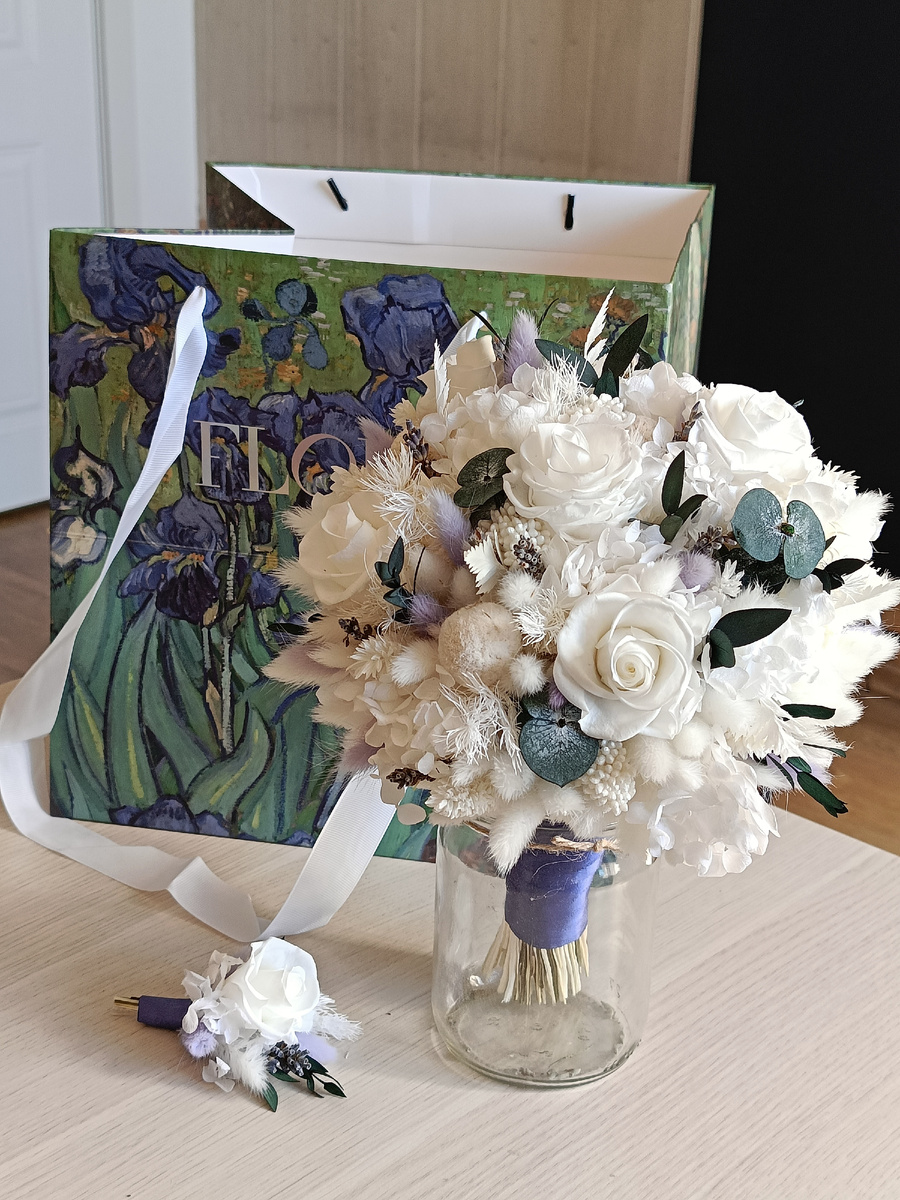 Букет невесты с добавлением лавандовых оттенков. 