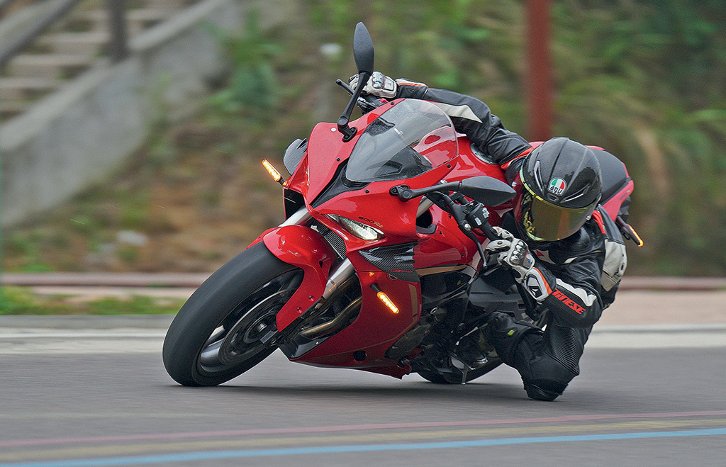 Спортбайк на каждый день — это нормально! Большинство производителей отошло от бескомпромиссных спортивных снарядов в сторону комфортных и практичных аппаратов.