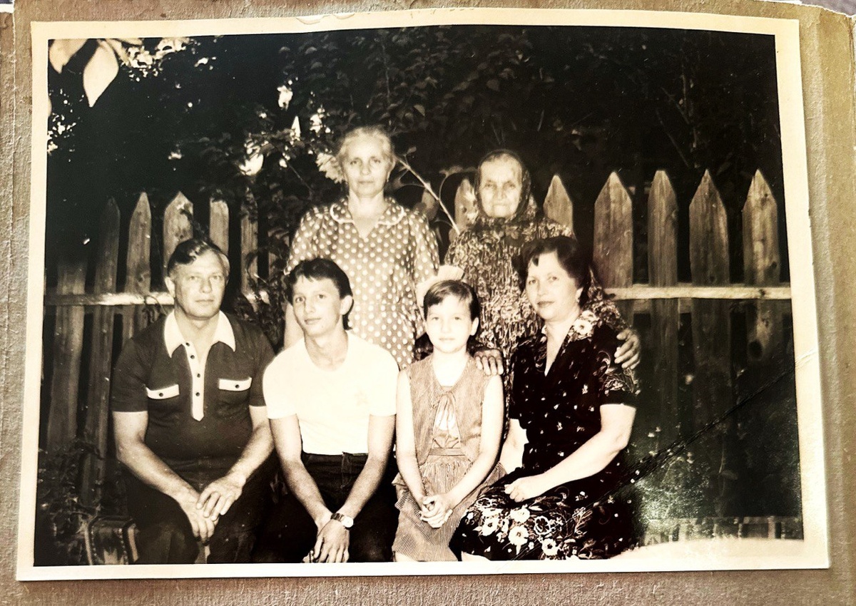    Киля, две её дочери, внучка с мужем (мои бабушка и дедушка) и правнуки. Фото из личного архива