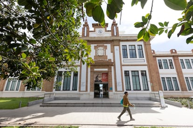 Наружный вид Русского музея, которому исполняется 10 лет со дня его открытия и который располагается в здании бывшей Королевской табачной фабрики в Малаге. GARCÍA-SANTOS (EL PAÍS)