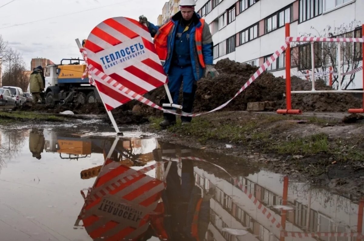    Кипяток затопил дорогу на улице Зайцева в Петербурге из-за прорыва трубы