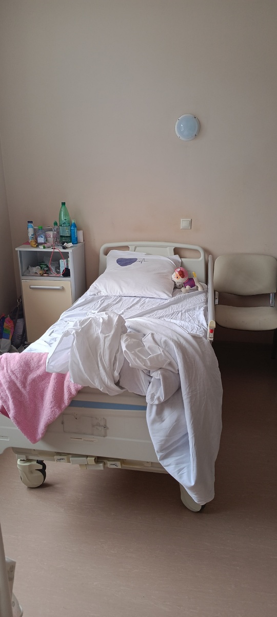 Фото нашей койки в палате